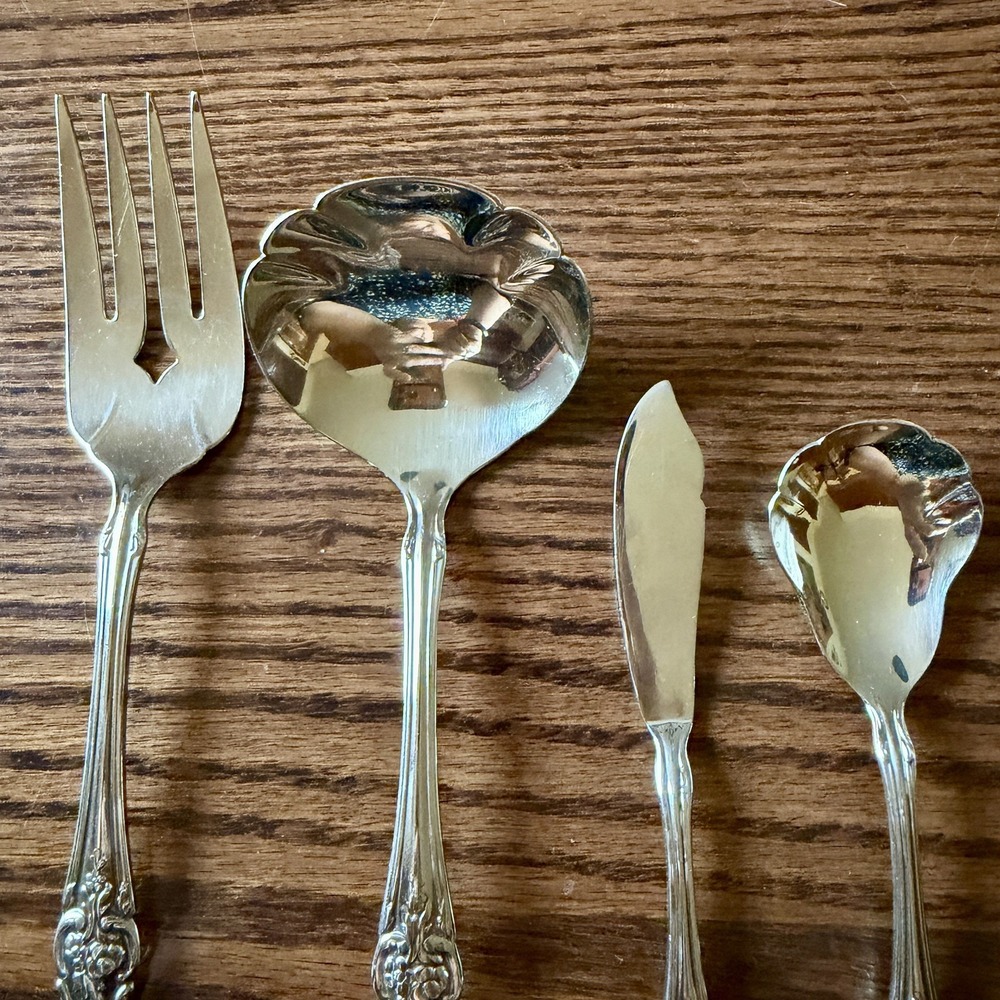 Vtg Oneida Louisiana Serving Set - Meat Fork, Ladle, Butter Knife, Sugar Spoon - Picture 2 of 11